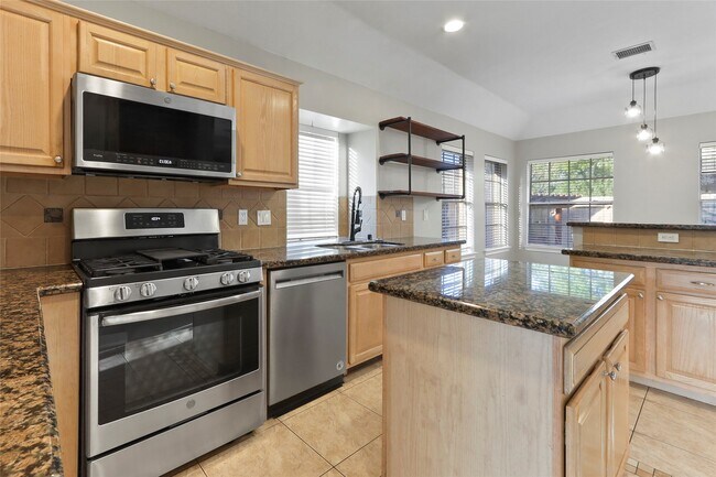 Building Photo - 1813 Oakwood Dr E