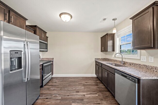 Building Photo - Beautiful Like-New Split Foyer Home Off Ex...