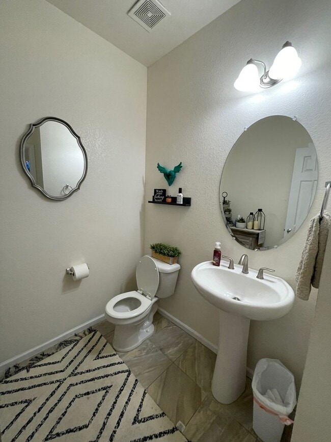 Building Photo - Gorgeous 3 Bed / 2.5 Bath Townhome, 1 Car ...