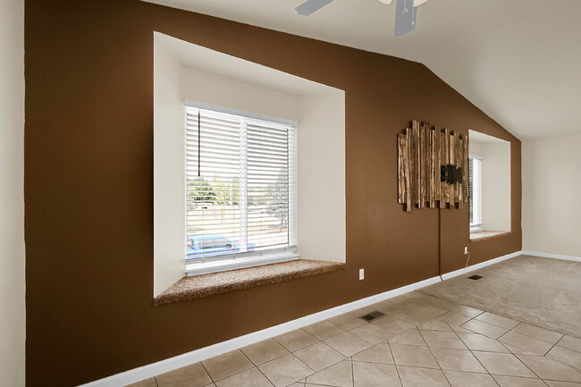 Building Photo - $2,095, 3 bed, 2 bath, located in Colorado...
