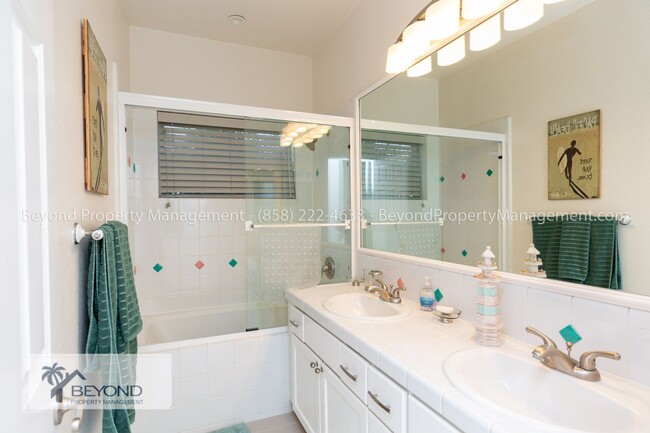 Building Photo - ***RECENTLY REMODELED**STUNNING KITCHEN**3...