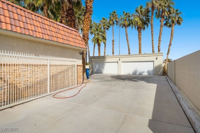 Building Photo - 3784 E Pama Ln