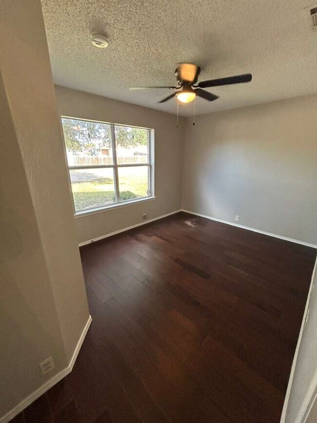 Building Photo - 307 Oakhurst Dr