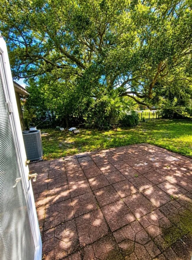 Building Photo - 3 Bedroom 2 Bathroom Updated Deltona Home GREAT Location Available IMMDEIATELY!!