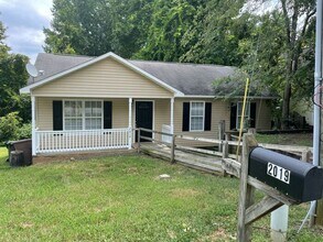 Building Photo - SW Updated Home - Wood Laminate Flooring, Front Porch & Deck!