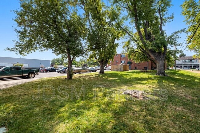 Building Photo - 5605 W Warren Ave