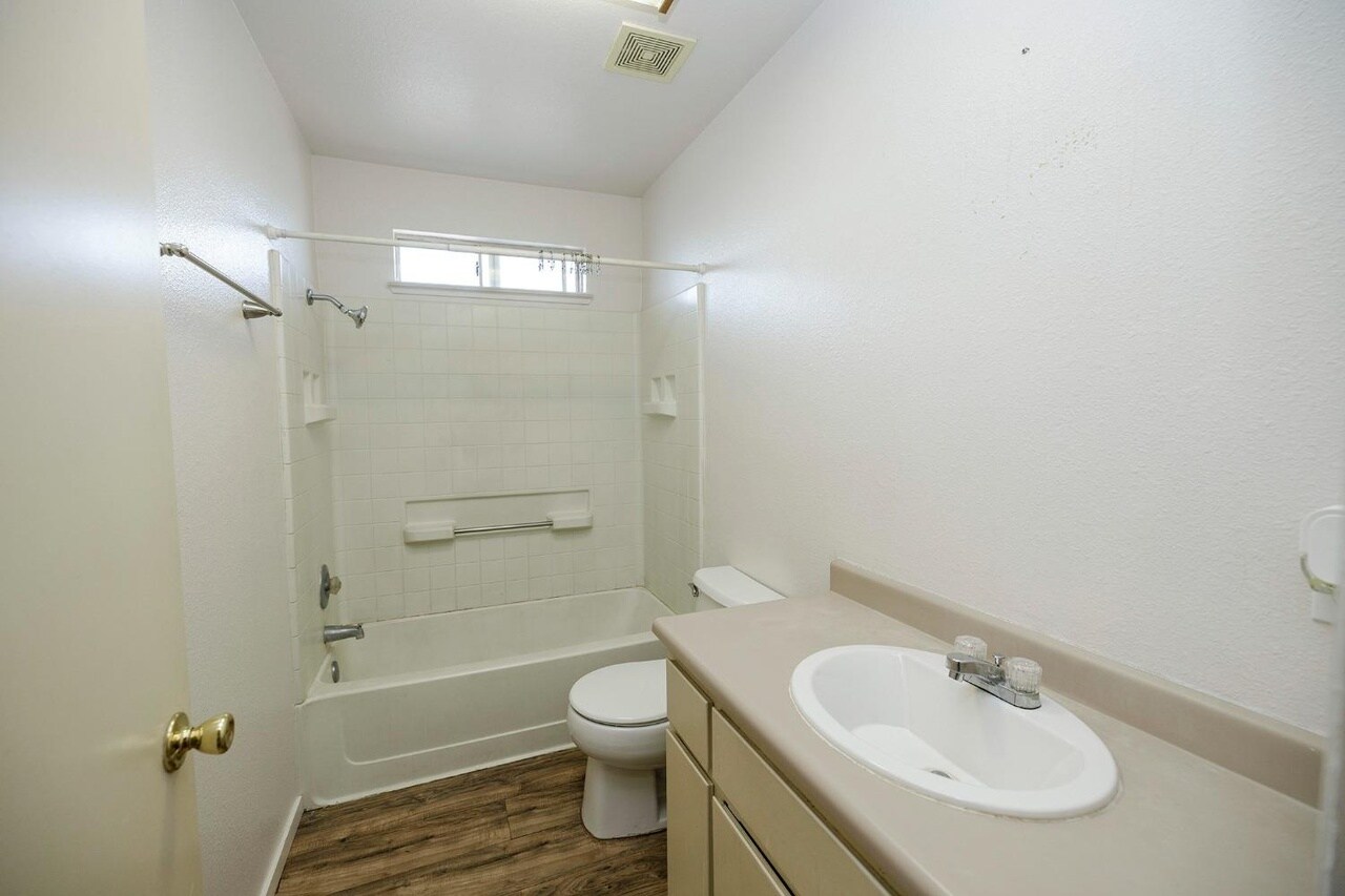 Building Photo - 1580 N Denair Ave