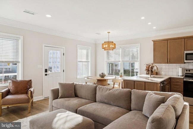 Building Photo - 40 Evergreen Ln