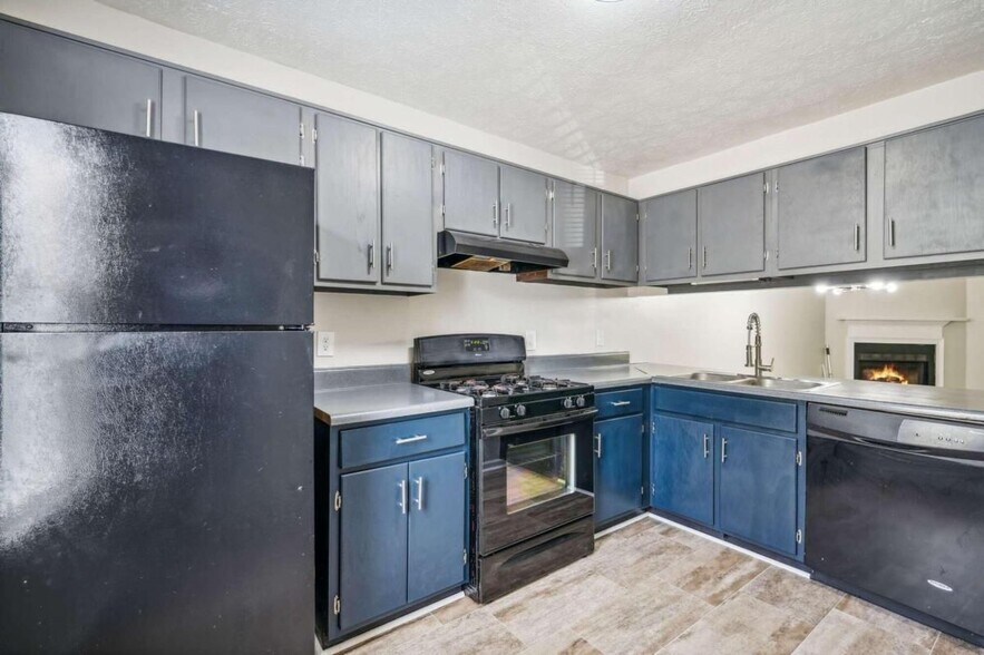 Building Photo - 6458 Bedford Ln