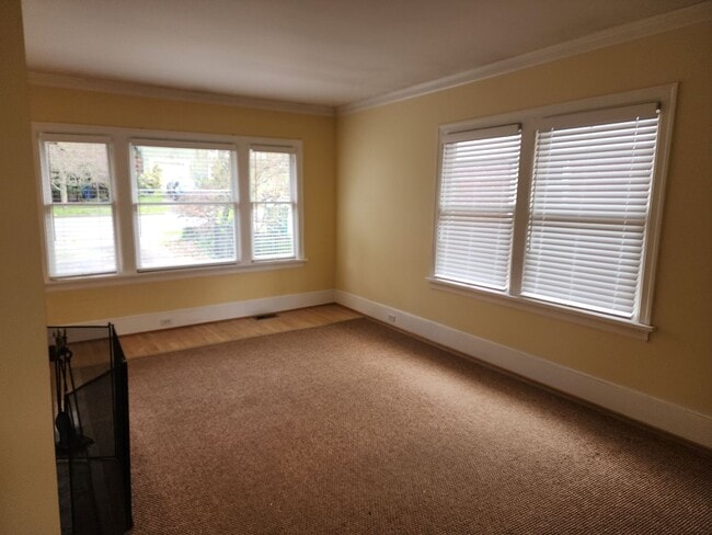 Building Photo - Spacious 3BR/3BA in Sought- After Queen Anne Location