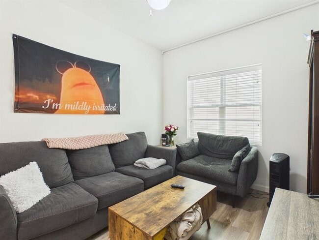 Building Photo - 911 W 22nd St