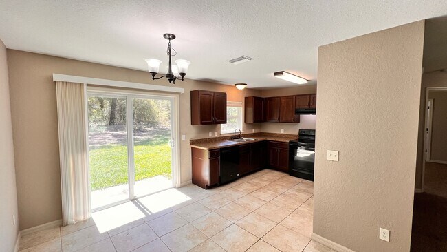 Building Photo - 3 BD/2BA Home in Beautiful Ocklawaha Ready for Move-In