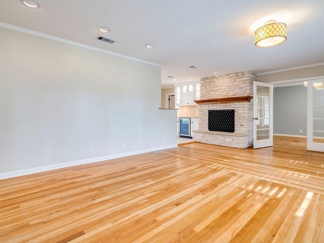 Building Photo - 404 Almarion Dr