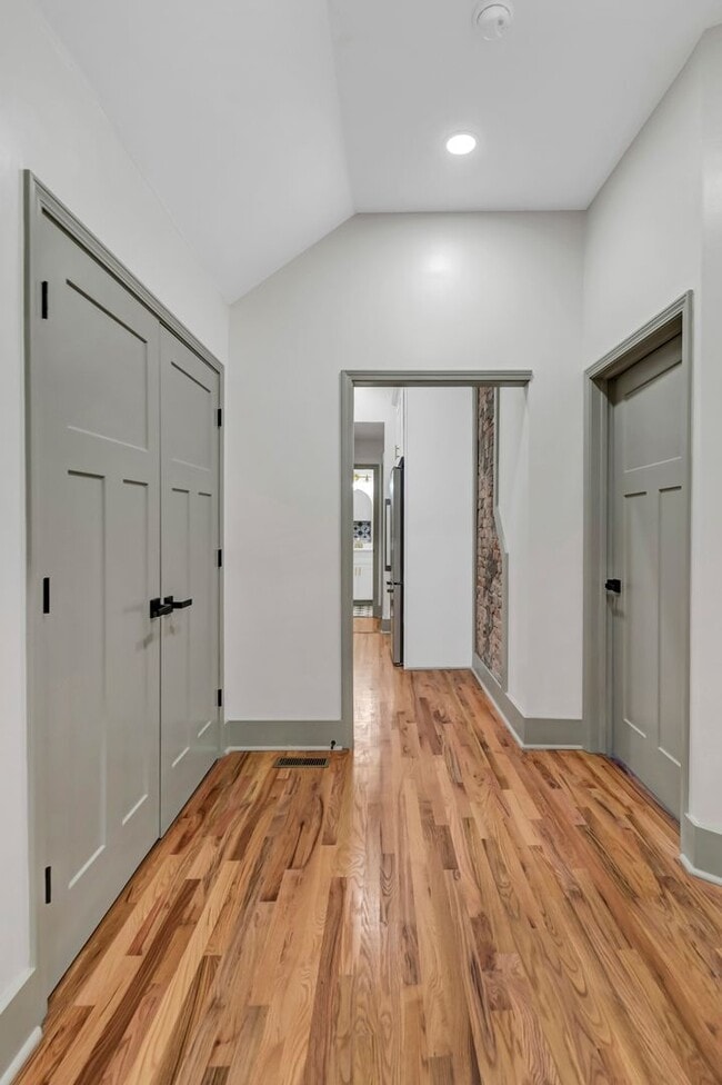 Building Photo - Pre-Leasing for the 26-27 School Year! - M...