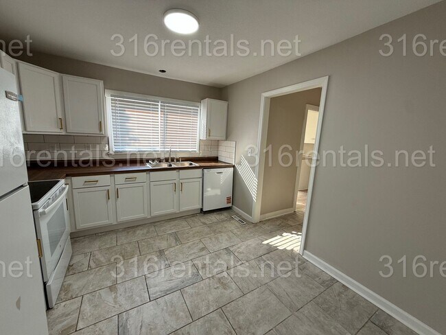 Building Photo - $995 - 3 bed 1 bath - Single Family Home