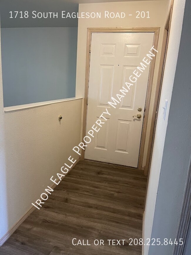 Building Photo - 1718 S Eagleson Rd