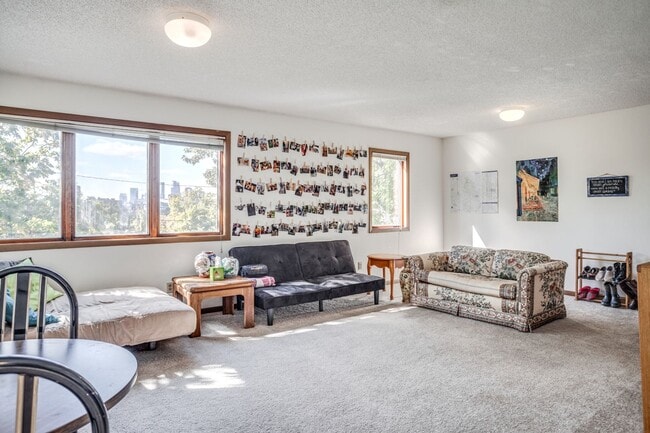 Building Photo - Spacious 5 Bedroom, 2 Bathroom Unit - Close to Campus!
