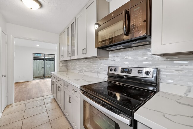 Building Photo - 500 N Post Oak Ln