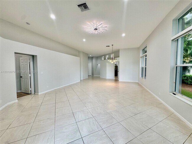 Building Photo - 2525 Bay Pointe Ct