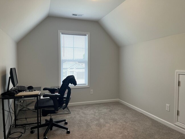 Building Photo - Lovely Energy Efficient Home In Smithfield...