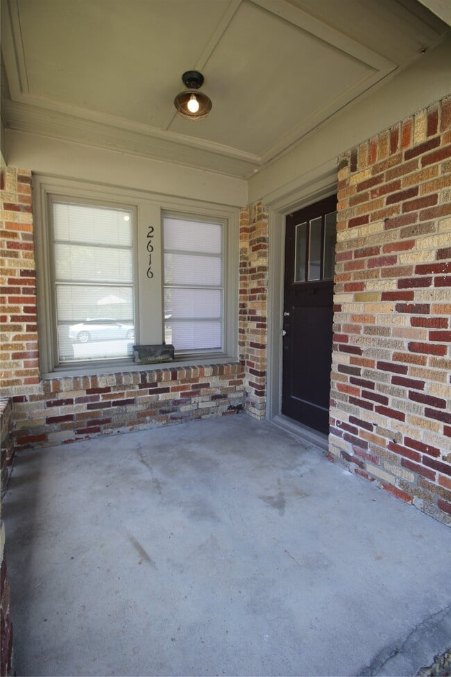 Building Photo - 2616 Oakcliff St