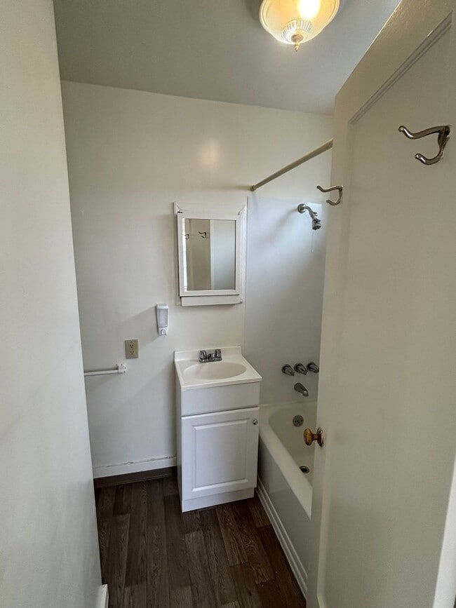 Building Photo - 1 bedroom Victorian with garage