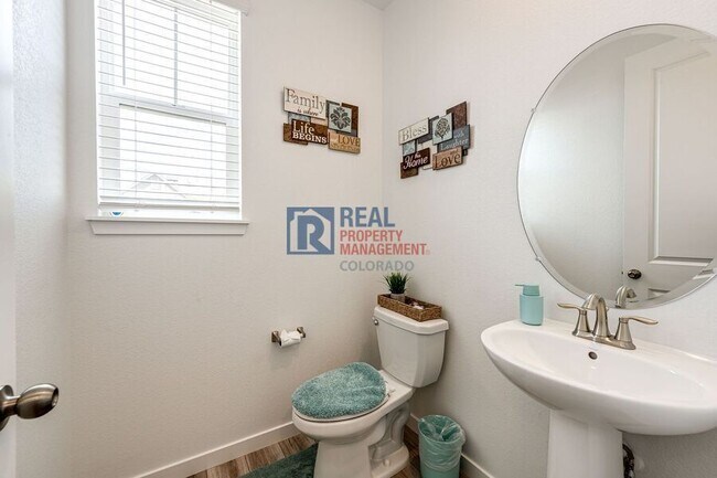 Building Photo - 960 S De Gaulle Ct