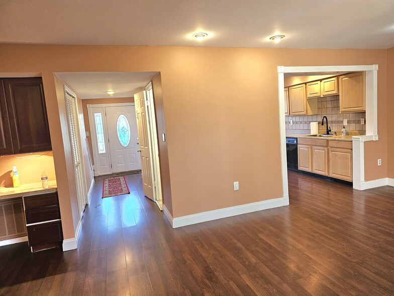 Building Photo - 37 Anderson Ct