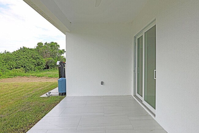 Building Photo - Duplex-929 Eisenhower Blvd Lehigh Acres, F...