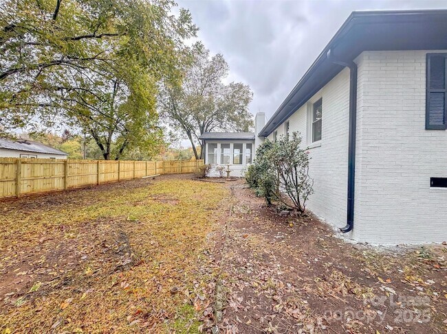 Building Photo - 9454 Flowes Store Rd