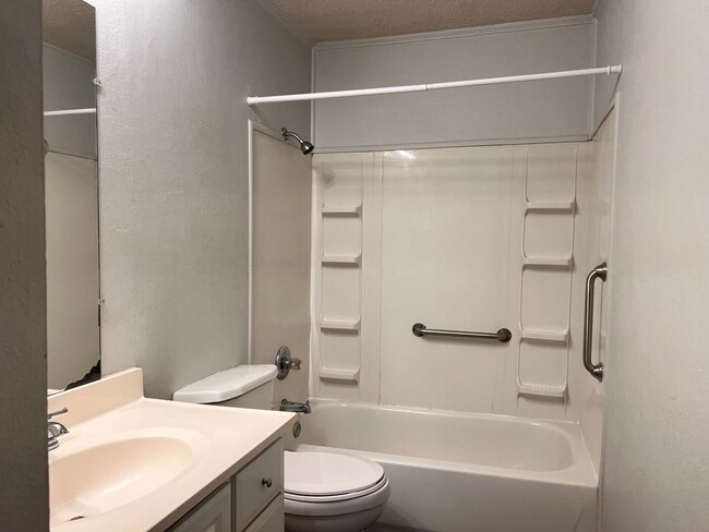 Building Photo - 3329-3331 Hawthorn