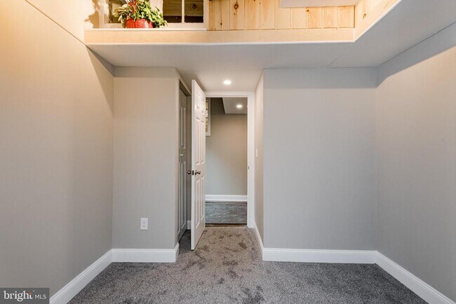 Building Photo - 21 Elm Rd