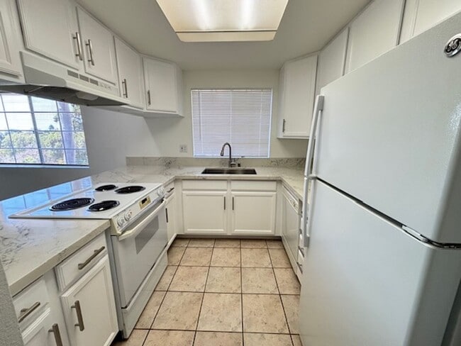 Building Photo - Sunny Top Floor 2 bedroom 2 bath Condo Wit...