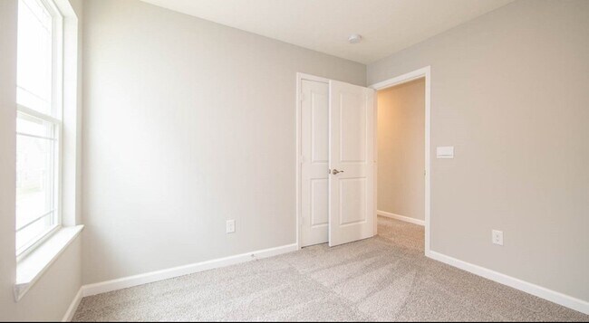 Building Photo - 4 Bed 2.5 Bath