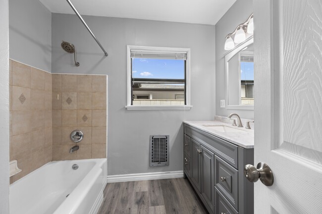 Building Photo - 13921 Daphne Ave