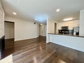 Building Photo - Enjoy one of the most walkable neighborhoods in LA