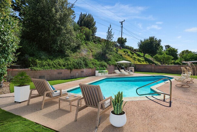 Building Photo - COMPLETELY UPDATED CALABASAS HOME!