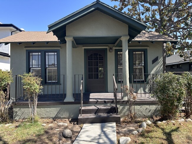 Primary Photo - 930 N Fairview St