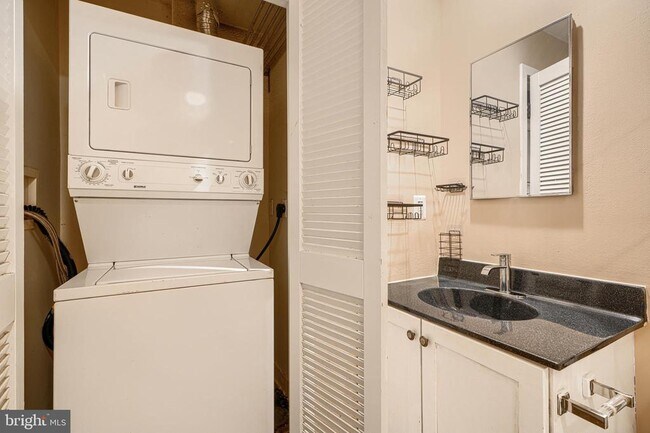 Building Photo - 1211 Light St