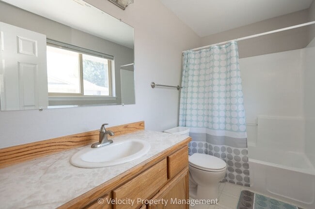 Building Photo - Beautiful Townhome with new paint, carpet ...