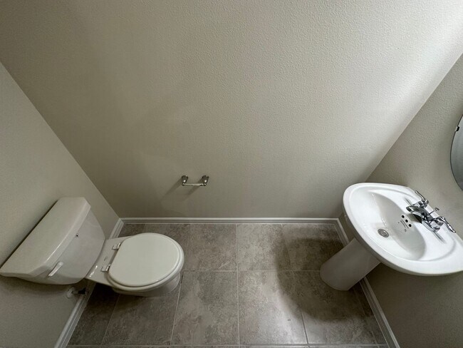 Building Photo - 3 Bedroom, 2.5 Bath Town Home with 1 Car Garage in Grayson Square!