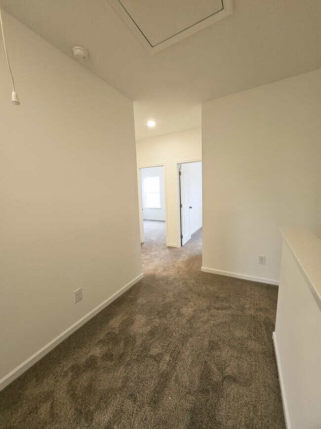 Building Photo - 128 Rosebush Ln