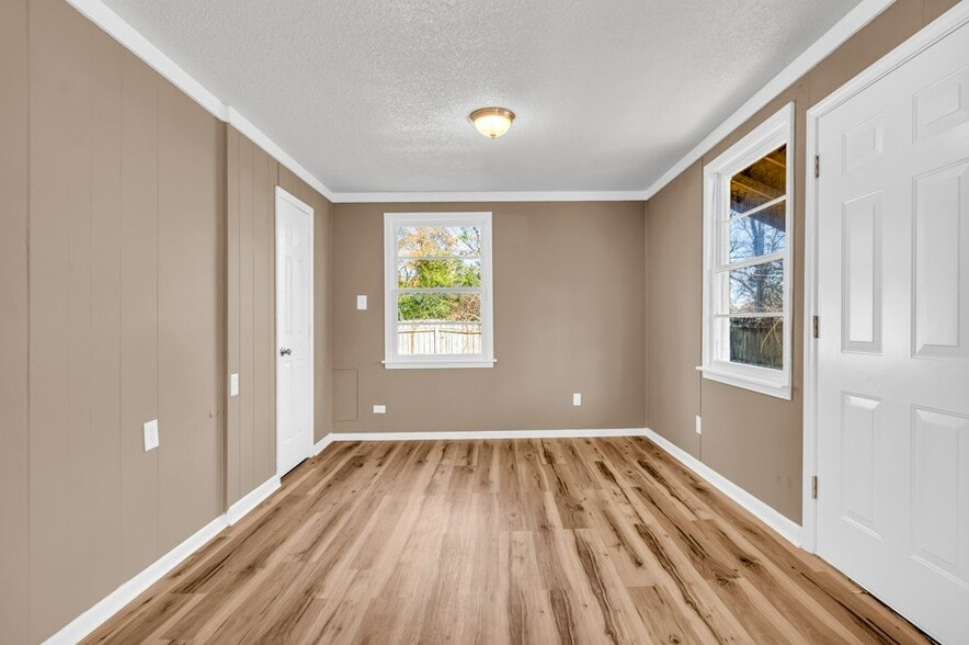 Building Photo - 433 E Jordan Ave