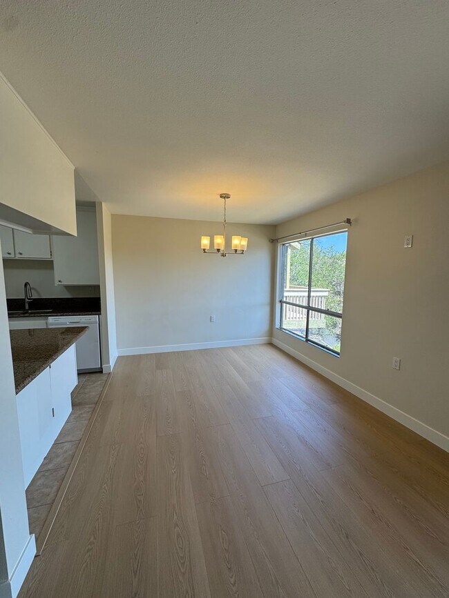 Building Photo - Light Filled Top Floor Condo in Premier 55+ Oaknoll Community