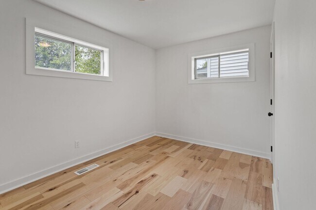 Building Photo - Modern Charm in Desirable East Ridge Neighborhood