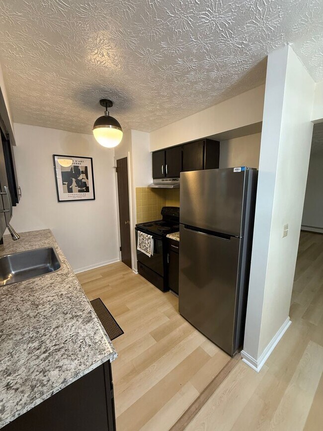 Building Photo - Excellent Location! Canfield, 2 Bedroom Re...