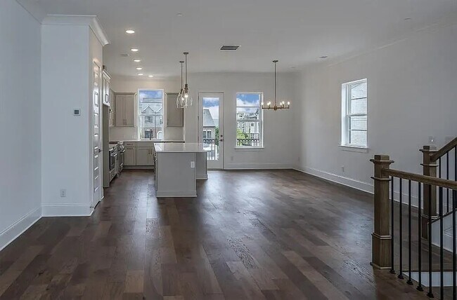 Building Photo - 625 Broadview Terrace NE