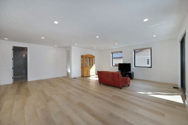 Building Photo - Waterfront 4 bed 4 bath 3,887 sq. ft.