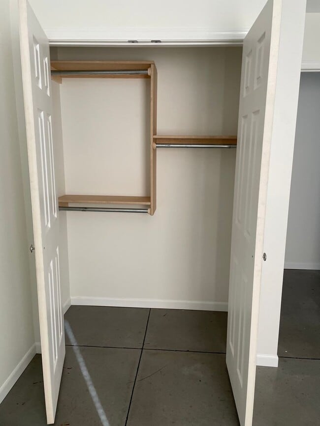 Building Photo - 3 Bedroom 2 bath Duplex with Garage Near WSU