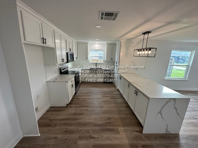 Building Photo - 1404 Des Jardines St